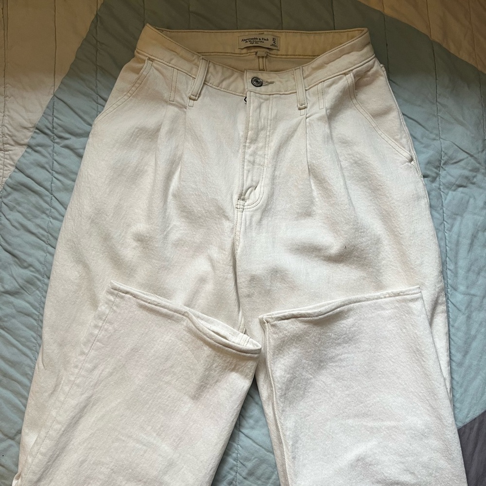 Abercrombie Curve Love 90s Relaxed High Rise Jean | White | 27
